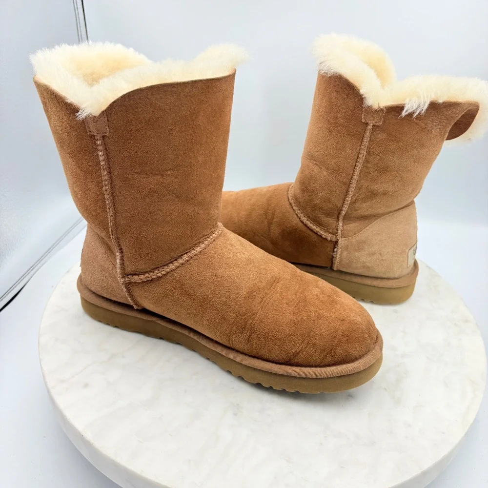UGG Bailey Button Boots Womens Size‎ 8 Chestnut Brown Suede Sheepskin Warm Y2K